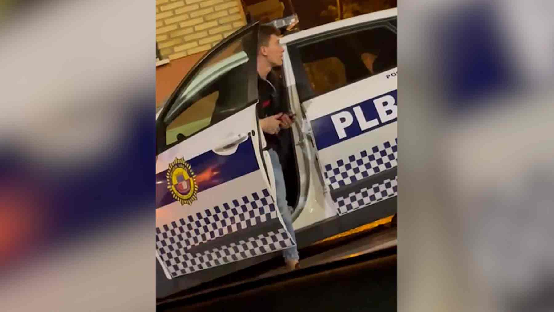 El joven okupa del coche policial