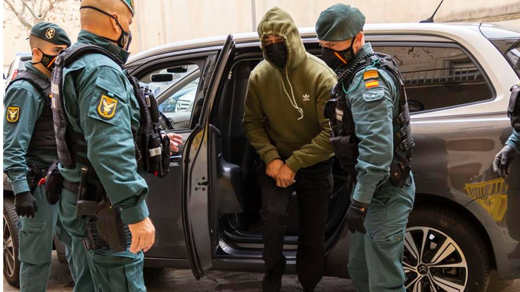 Uno de los agentes detenidos a su llegada a los juzgados. Foto:  CATI CLADERA / EFE