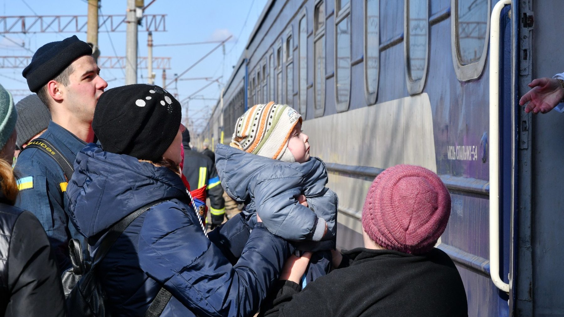 Ucranianos esperan para subir a un tren de evacuación en la estación de Kramatorsk (ANDRIY ANDRIYENKO / ZUMA PRESS).