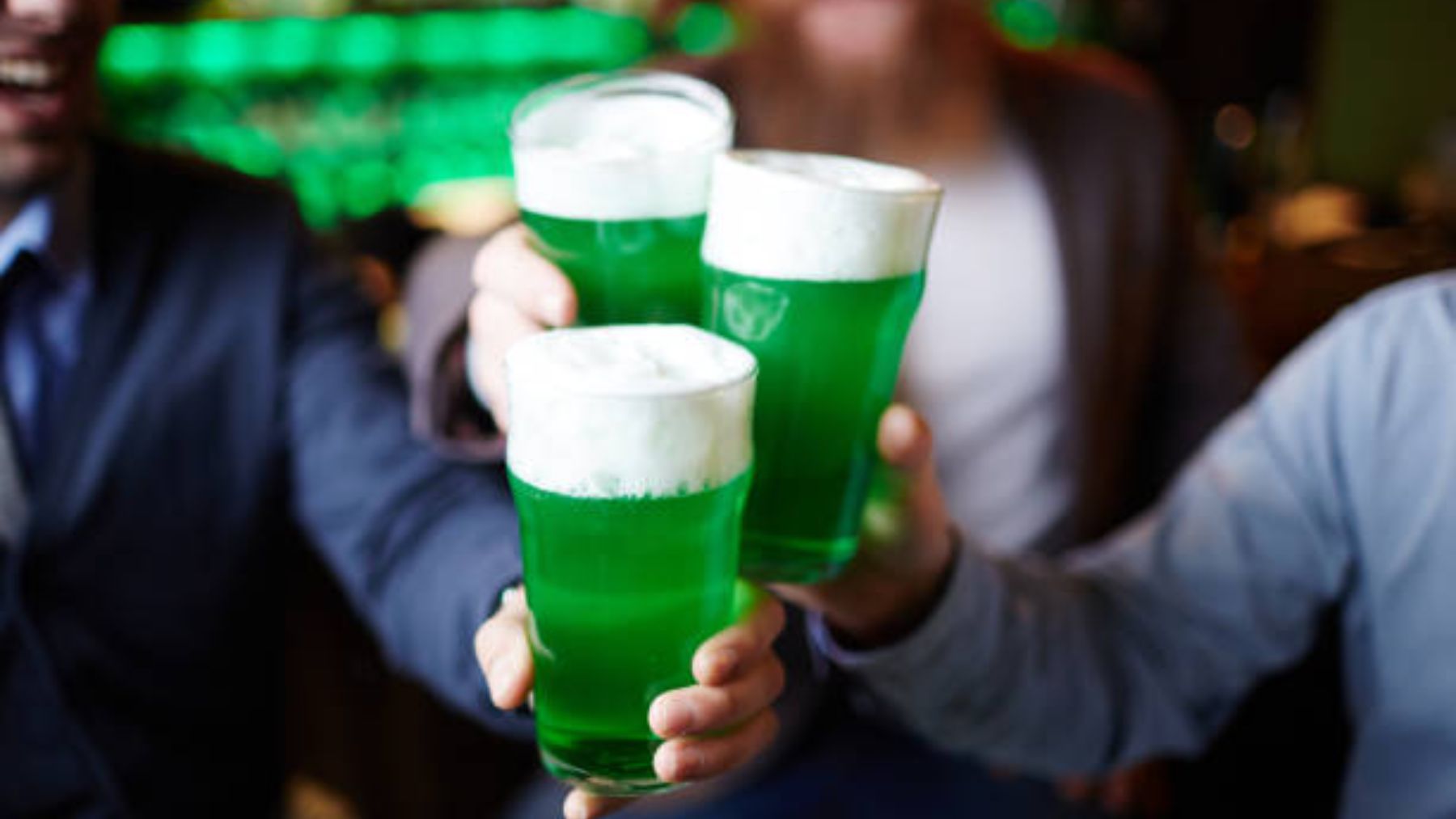 El motivo por el que se bebe cerveza en San Patricio y porqué esta es verde