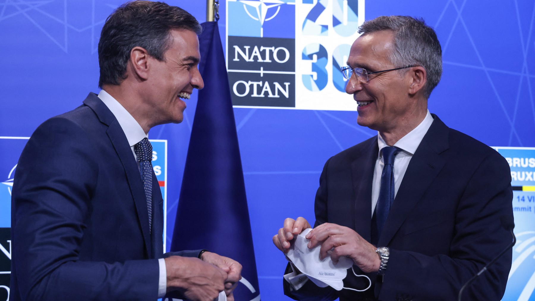 Sánchez y Stoltenberg en una cumbre de la OTAN. (AFP)
