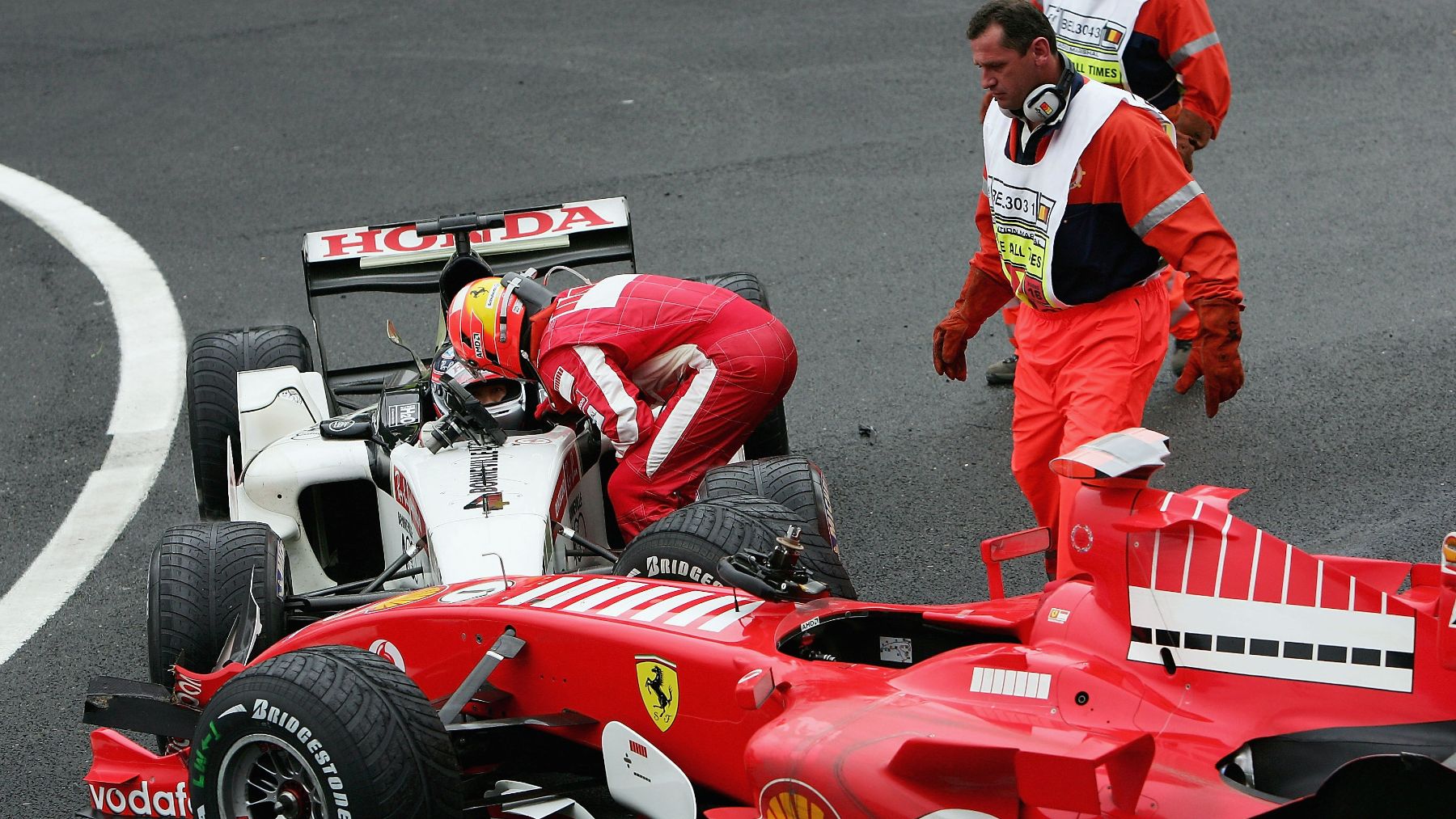 Michael Schumacher discute con Takuma Sato. (Getty)
