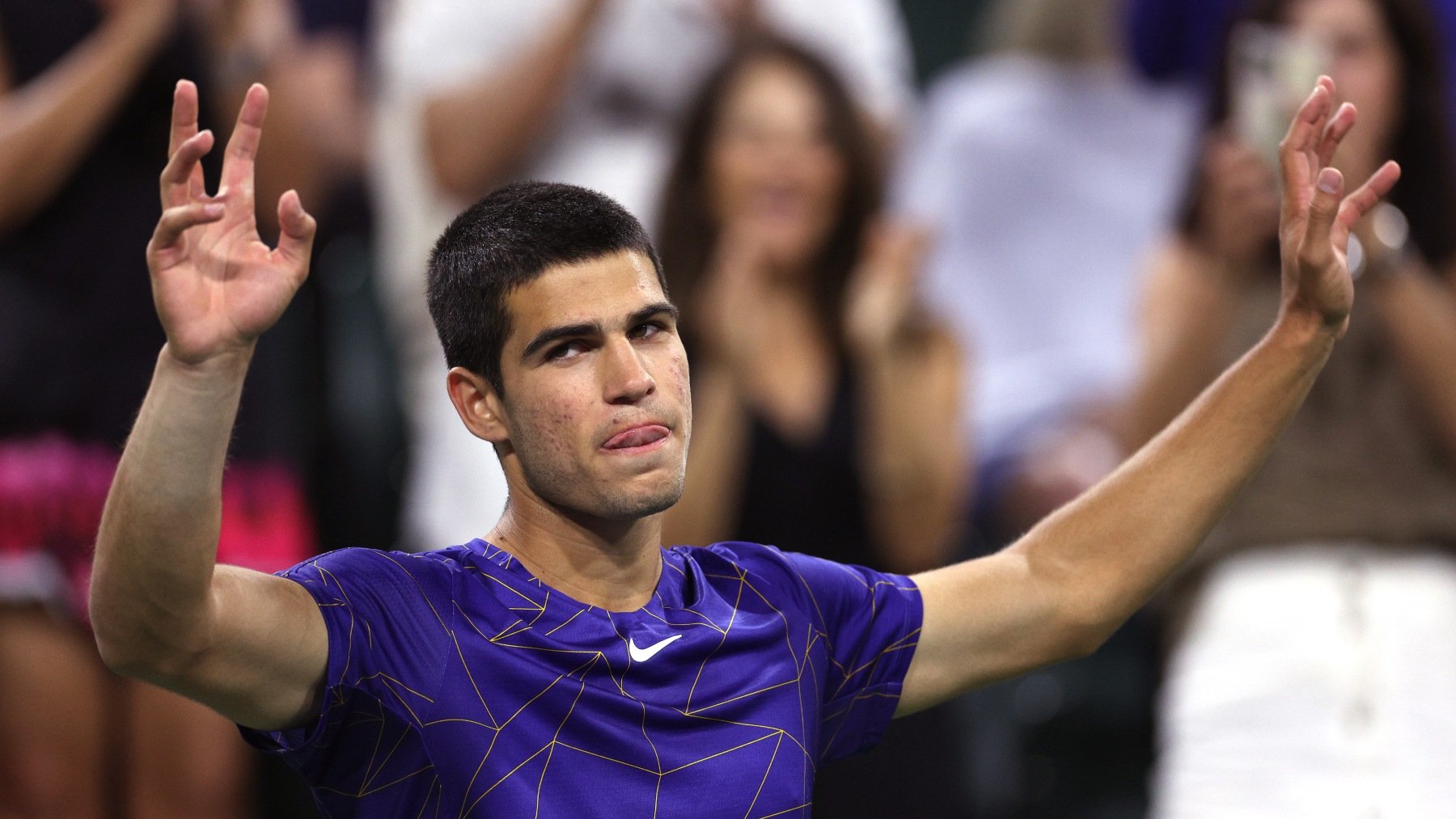 Carlos Alcaraz celebra la victoria. (Getty)