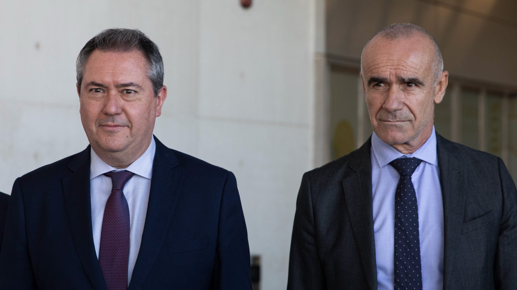El alcalde de Sevilla, Antonio Muñoz (d), junto a su predecesor y líder del PSOE-A, Juan Espadas (EUROPA PRESS).