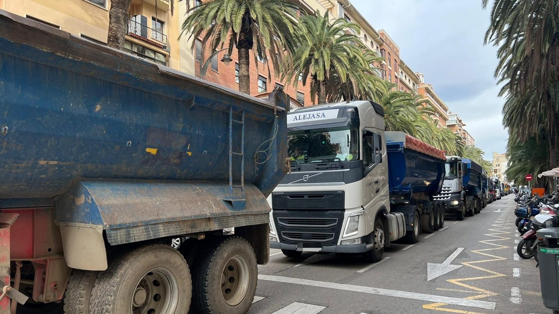 Caravana de trasportistas por el centro de Málaga (EUROPA PRESS).