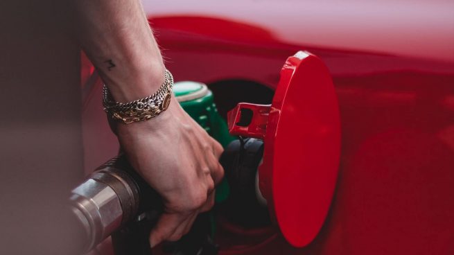 La gasolina y el diésel escalan a nuevos récords históricos: ya superaN los dos euros