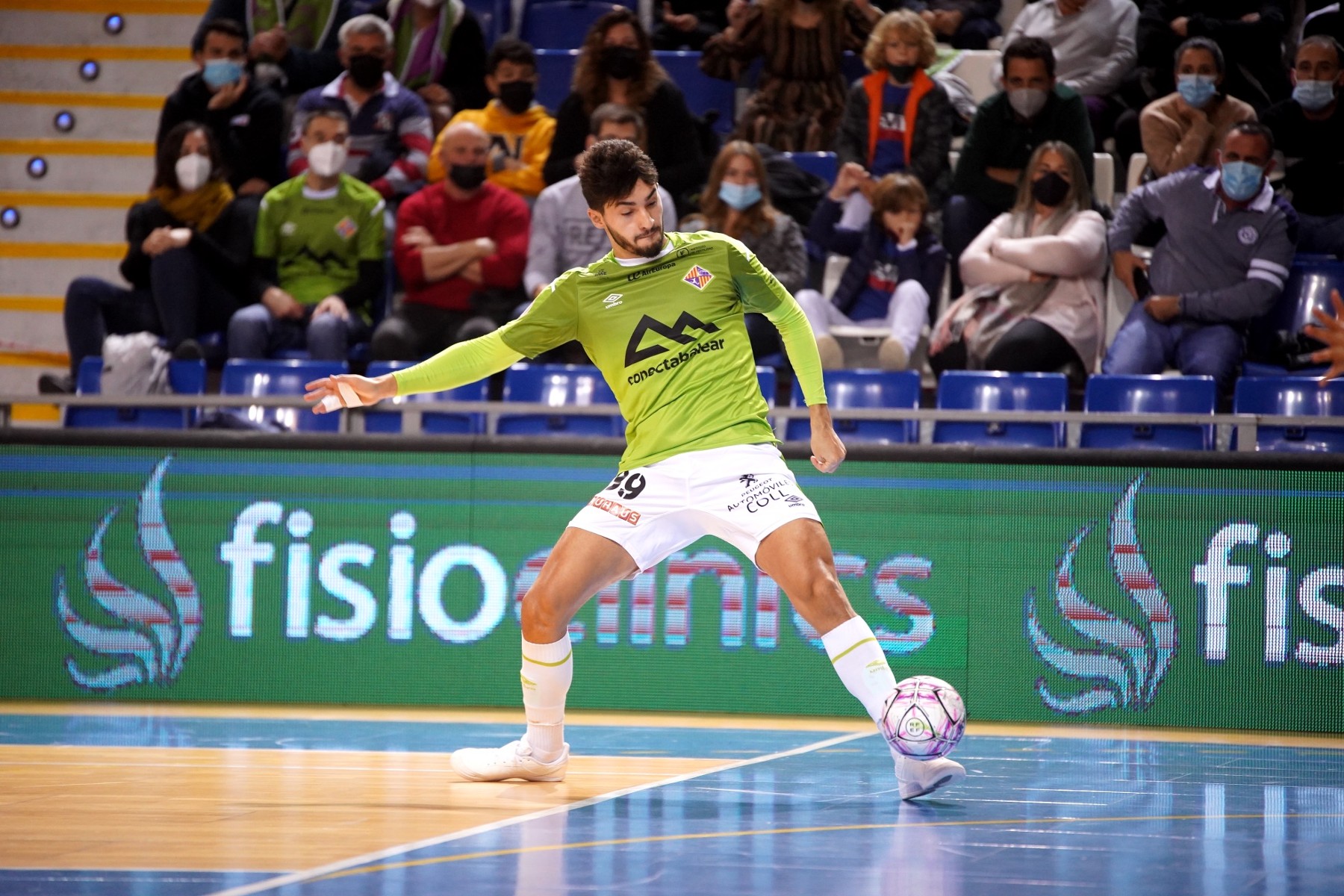 Gordillo en un partido con el primer equipo del Palma Futsal