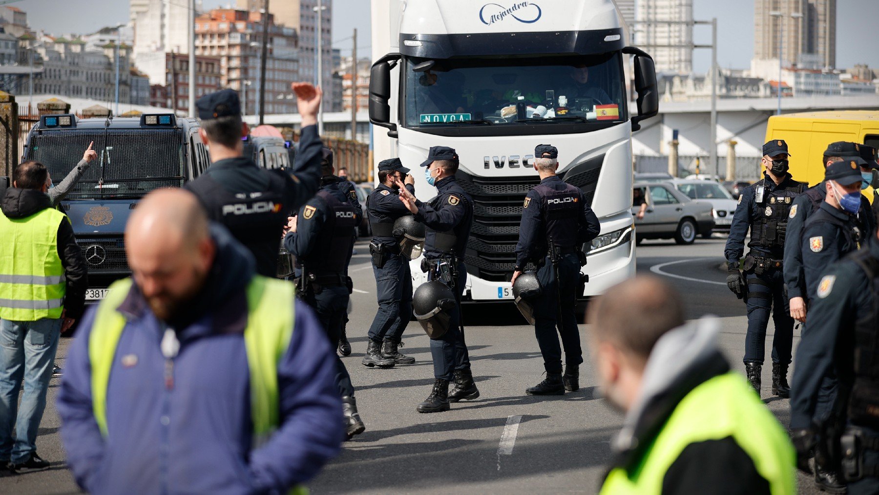 Policías y piquetes en el puerto de La Coruña. (Foto: EP)