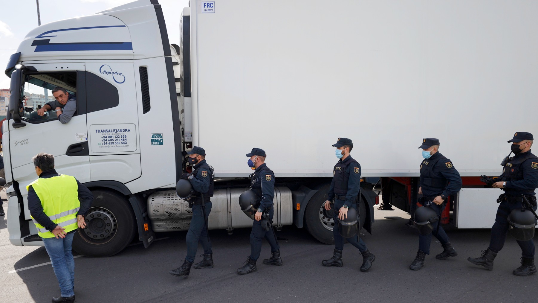 Policías nacionales escoltando a un camionero. (Foto: Efe)