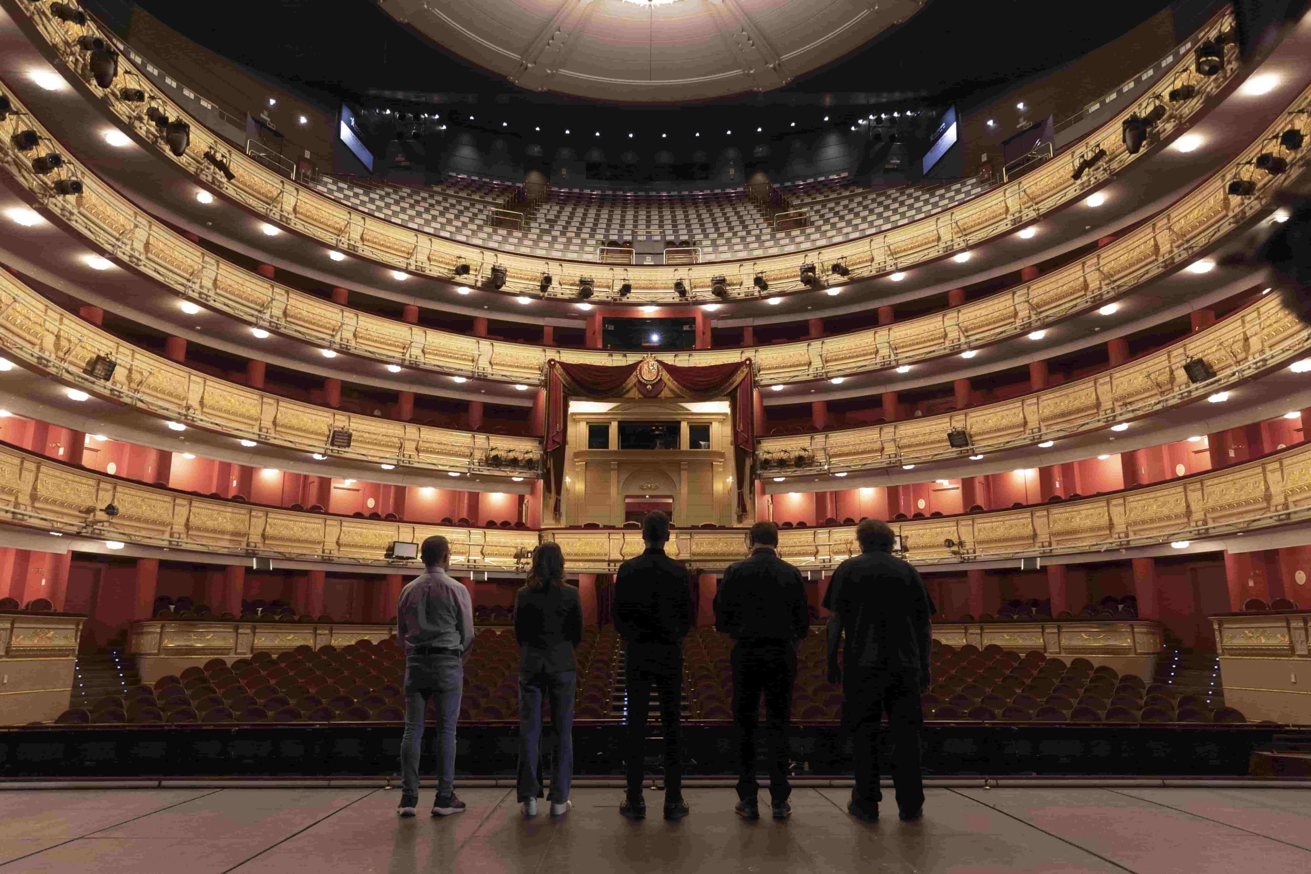 Equipo tras el telón del Teatro Real de Madrid. @Telefónica