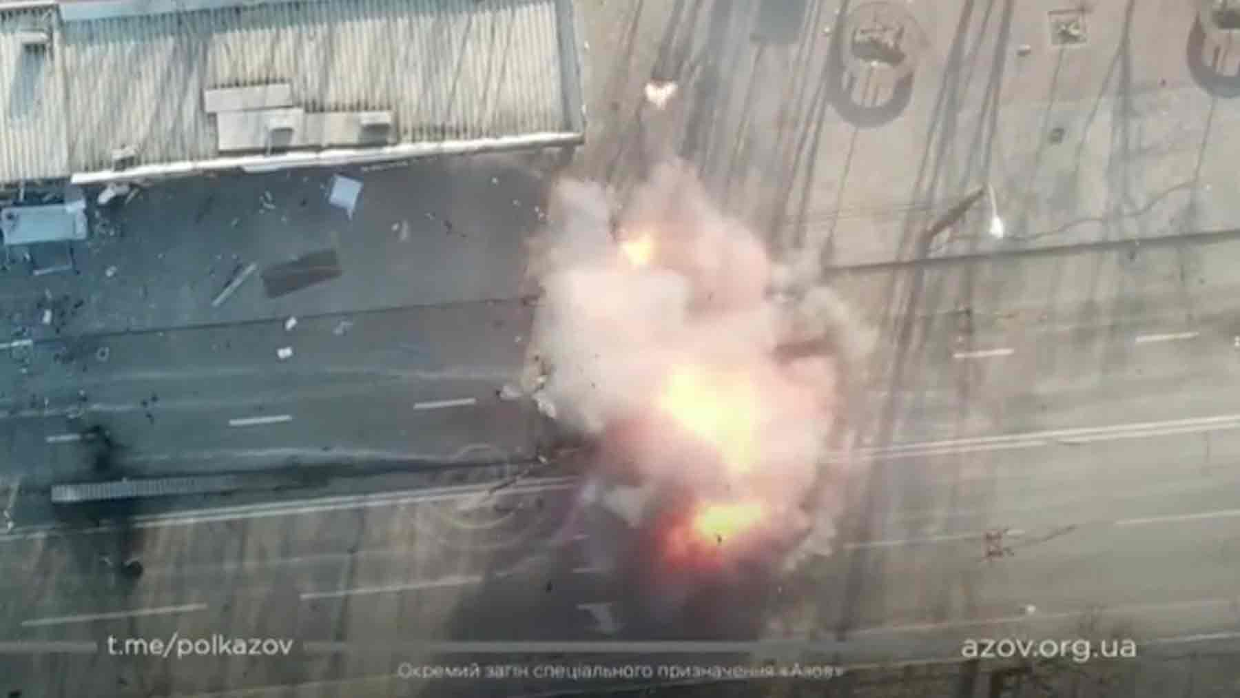 Impactante huida de un soldado ruso cuando un misil ucraniano impacta contra su blindado