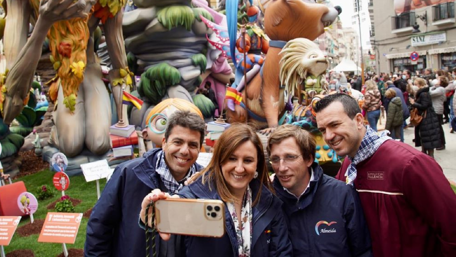 Almeida, con Mazón, Catalá y Mompó haciendo un selfie ante una Falla en Valencia.