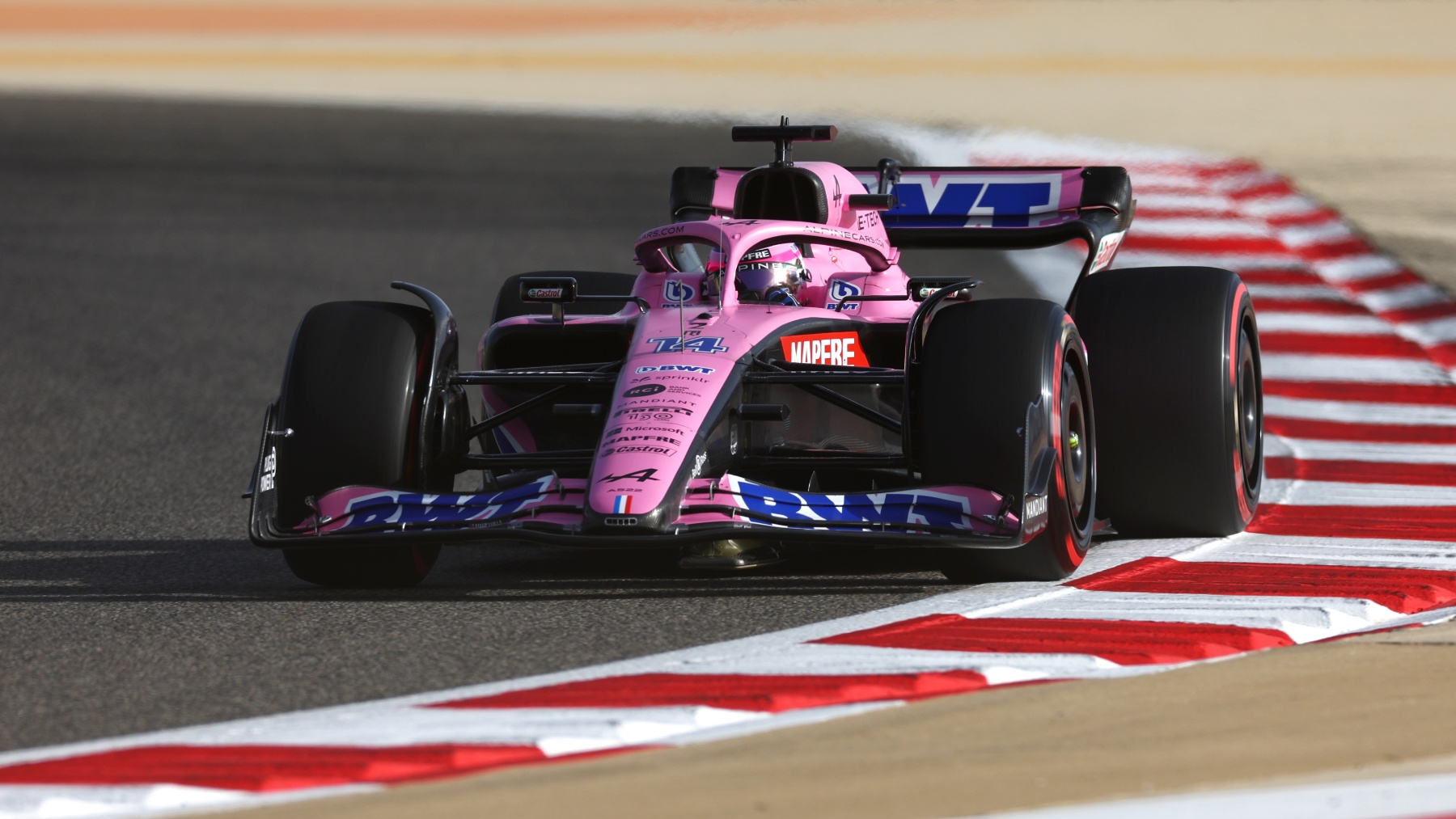 Fernando Alonso rodando en Baréin. (Getty)