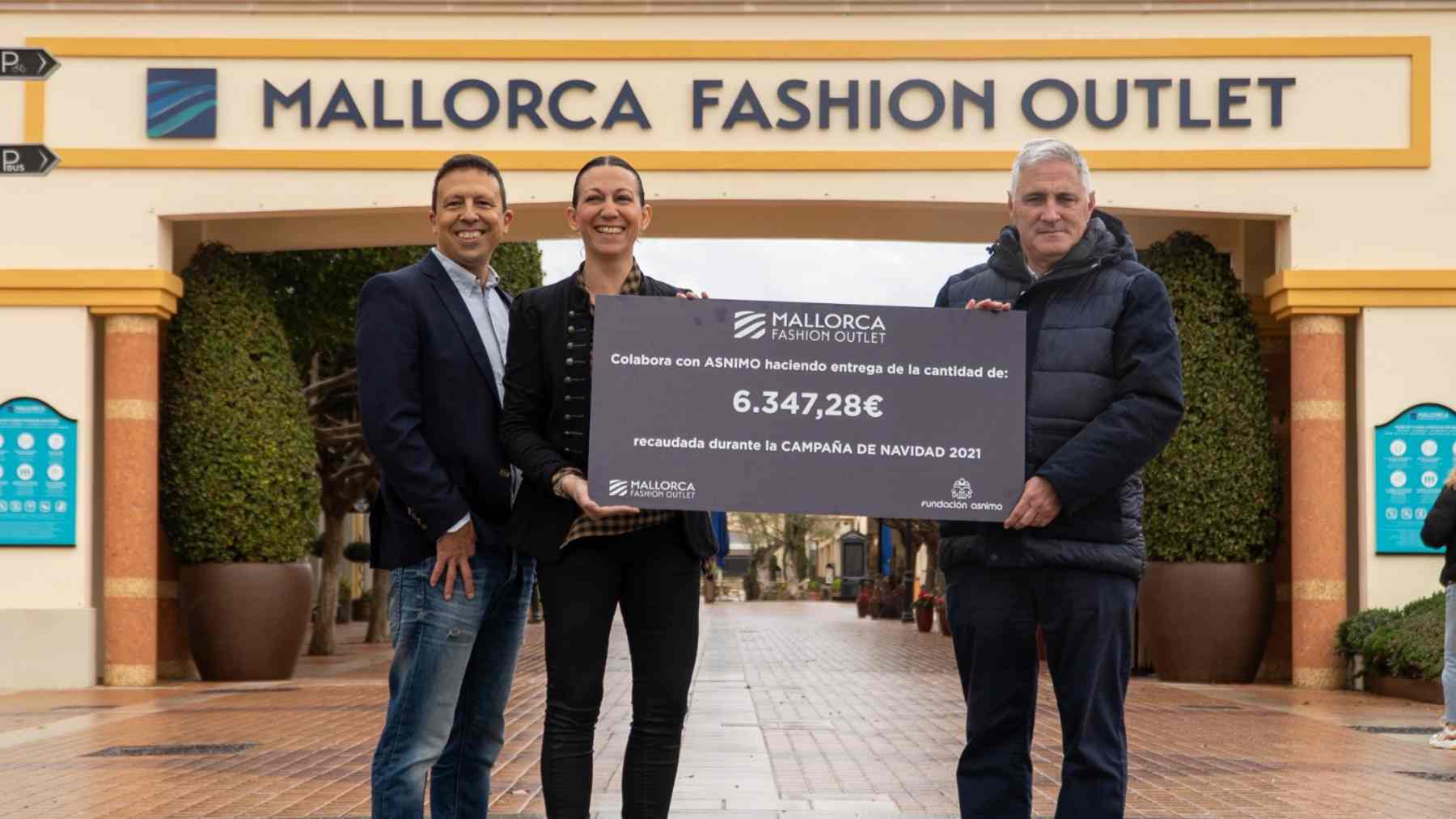 Responsables de Mallorca Fashion Outlet entregan el cheque a Fundación Asnimo.