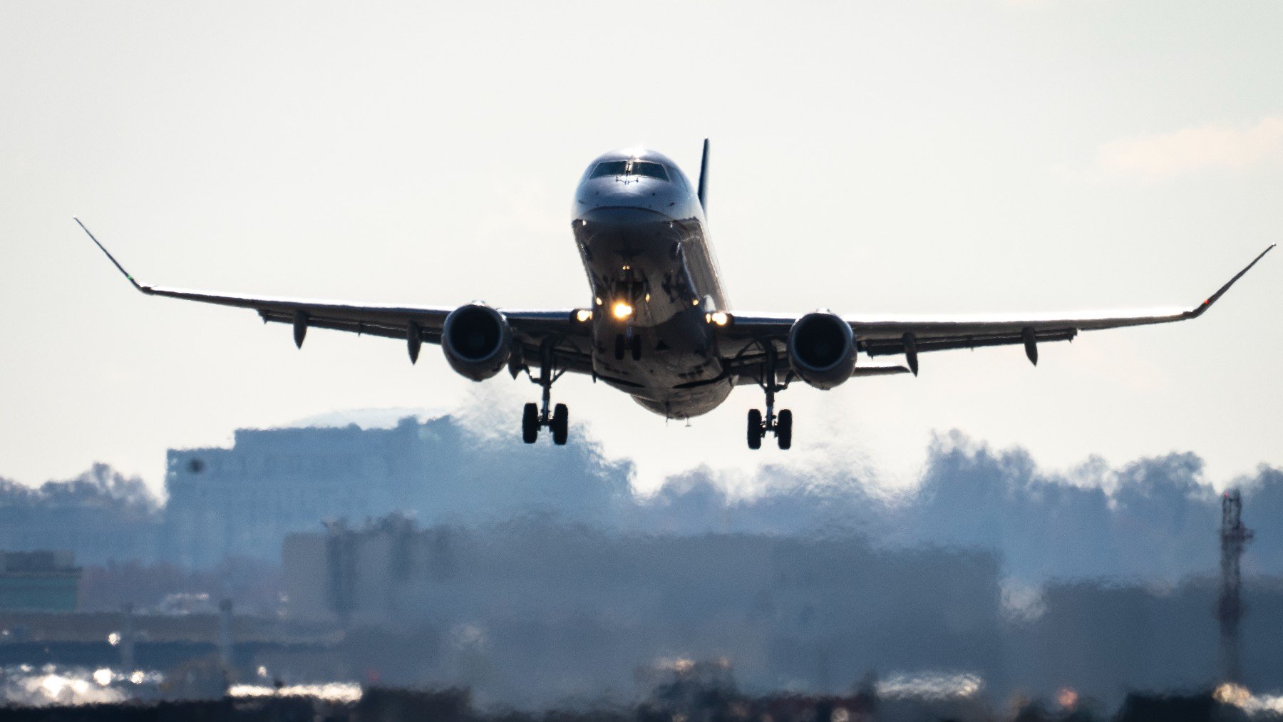 Un avión despegando en un aeropuerto.