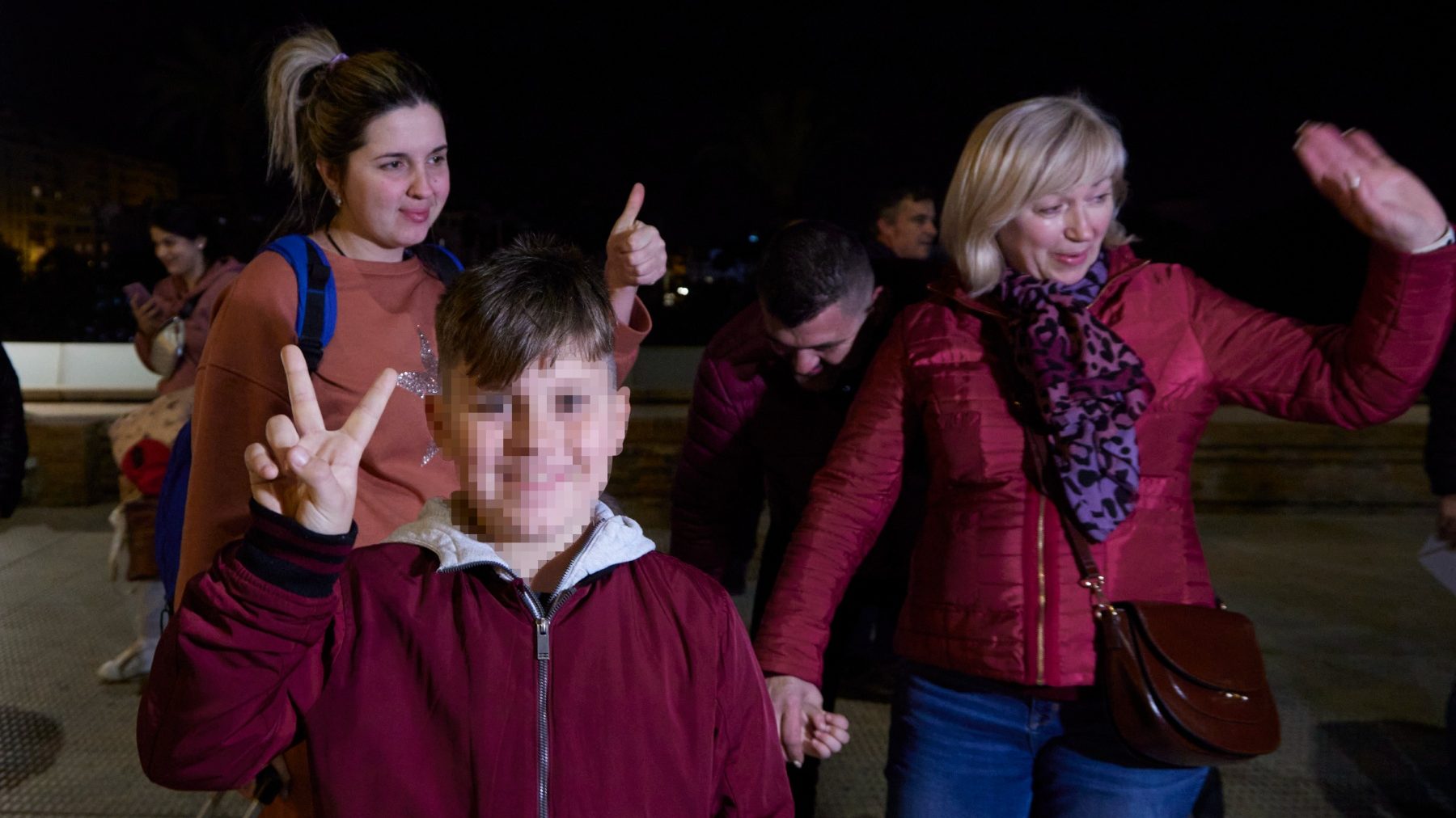 Una familia de refugiados ucranianos celebra su llegada a Sevilla la semana pasada (JOAQUÍN CORCHERO / EUROPA PRESS).