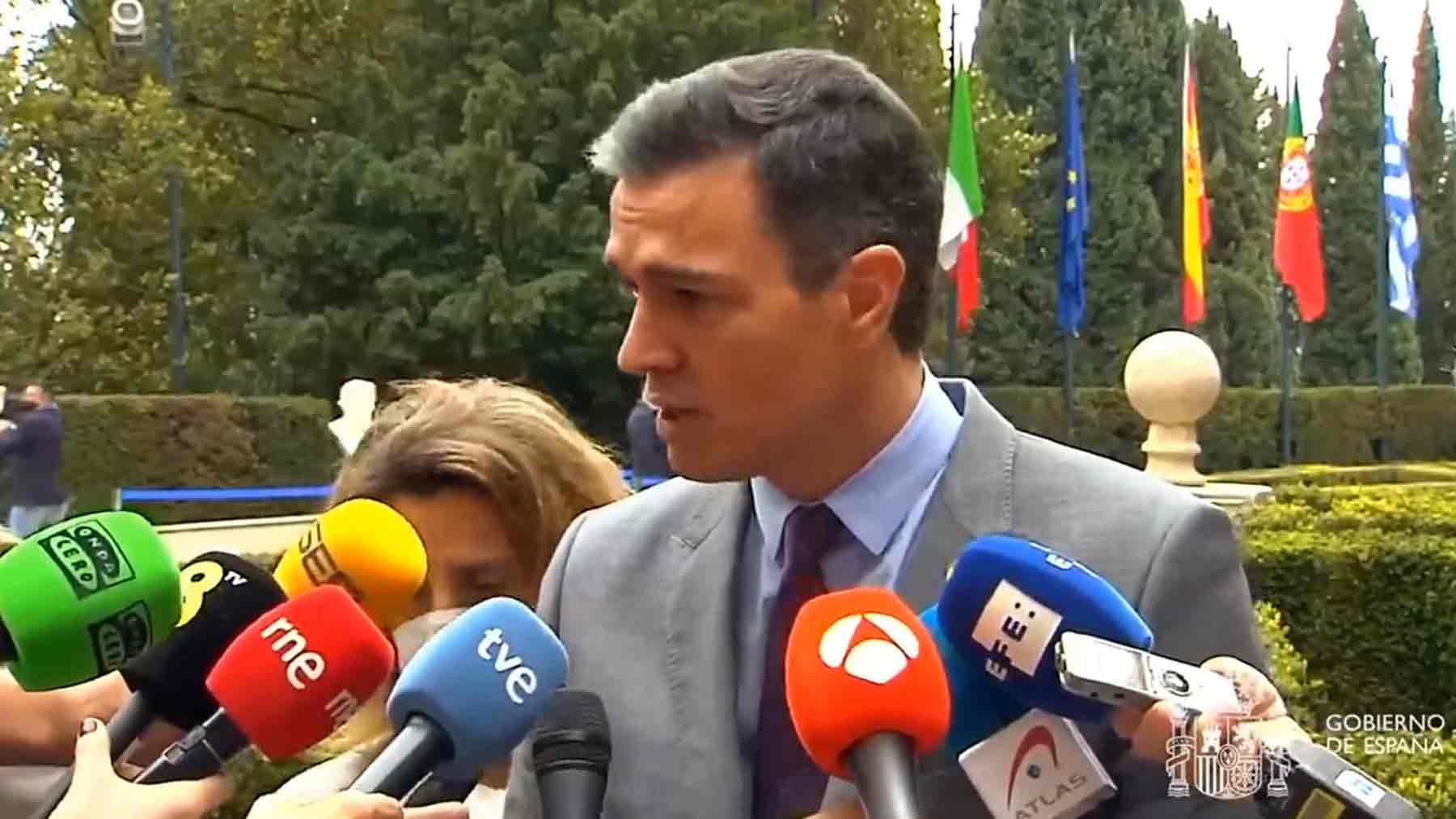 Sánchez acusa a los transportistas en huelga de actuar “de manera vandálica y violenta”