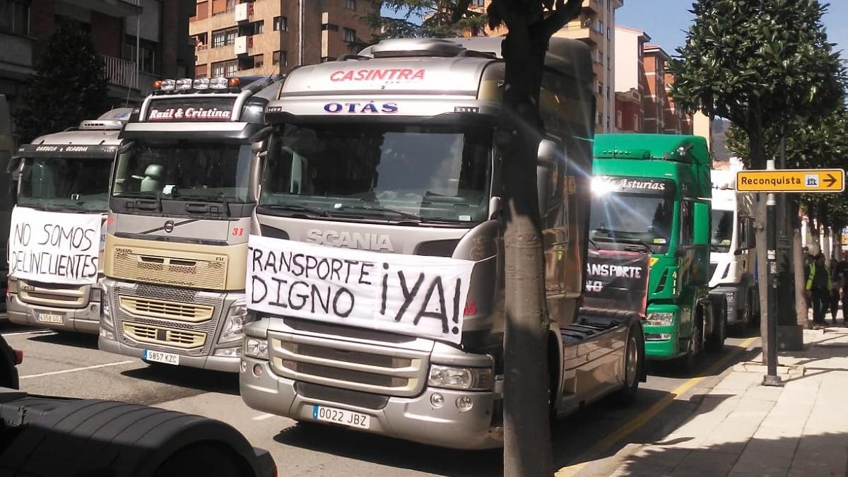 Camiones parados en Oviedo