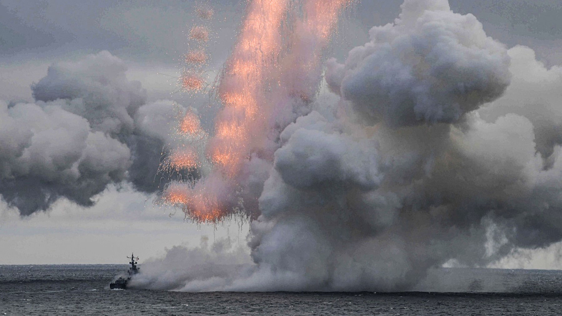Un buque de guerra ruso participa en unas pruebas de lanzamiento de misiles con capacidad nuclear Kinzhal.