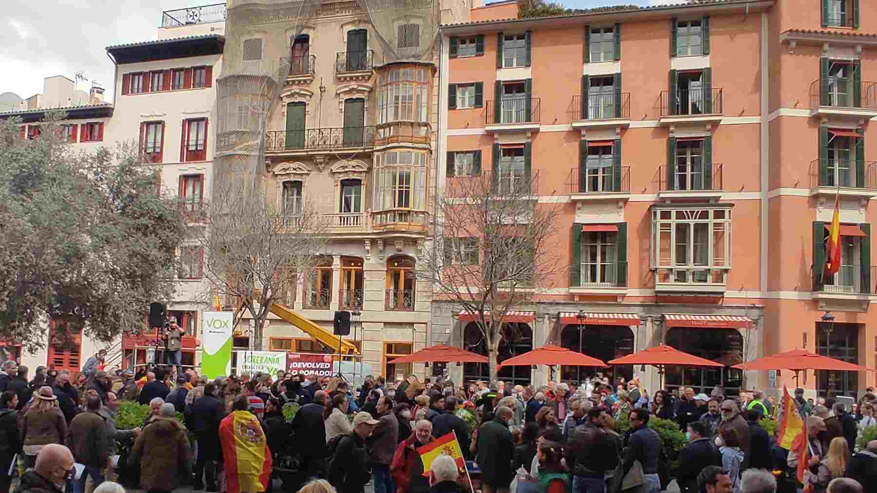 Concentración de Vox Baleares celebrada este mediodía en la plaza de Cort de Palma.
