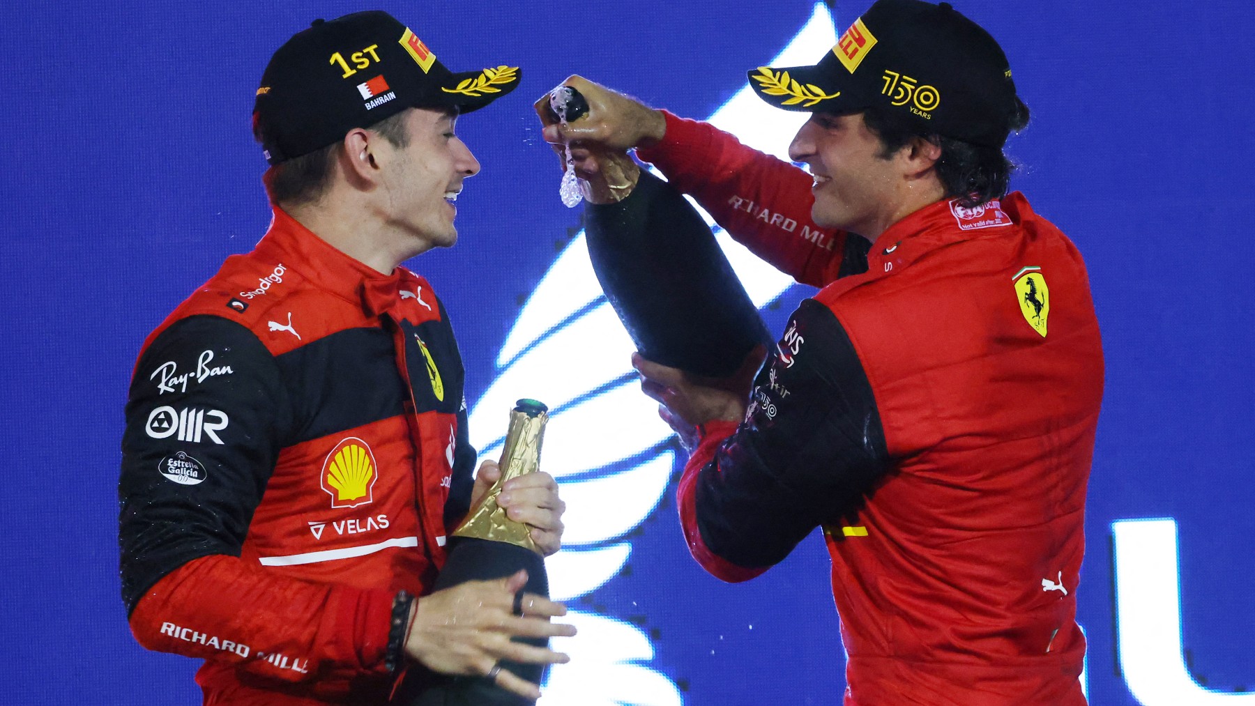 Carlos Sainz da champán a su compañero Leclerc en el podio. (AFP)