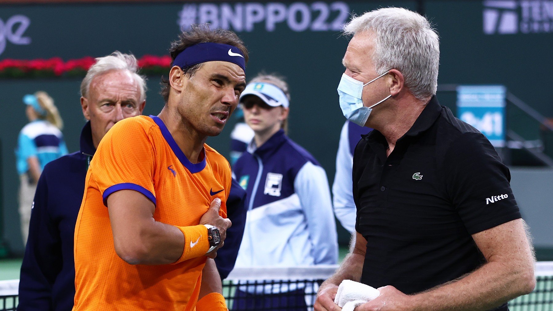 Rafael Nadal, atendido por el médico. (Getty)