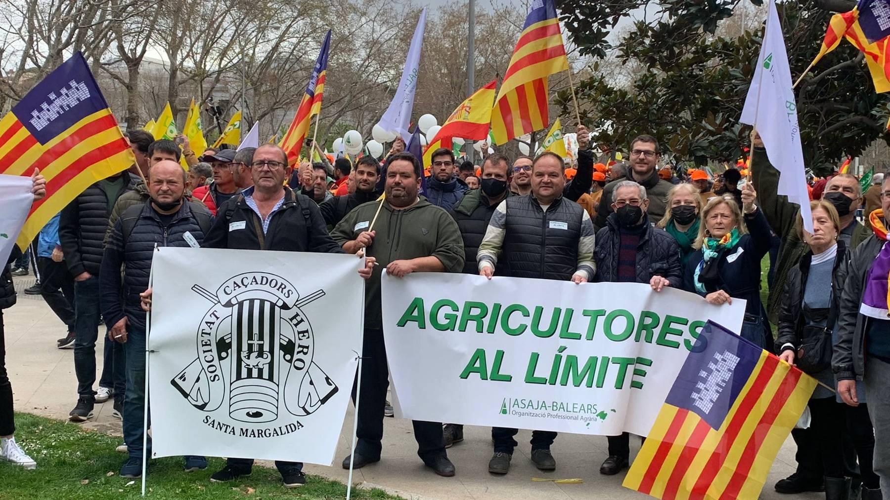 Representantes del PP y de las organizaciones agrarias de Baleares en la manifestación de Madrid.