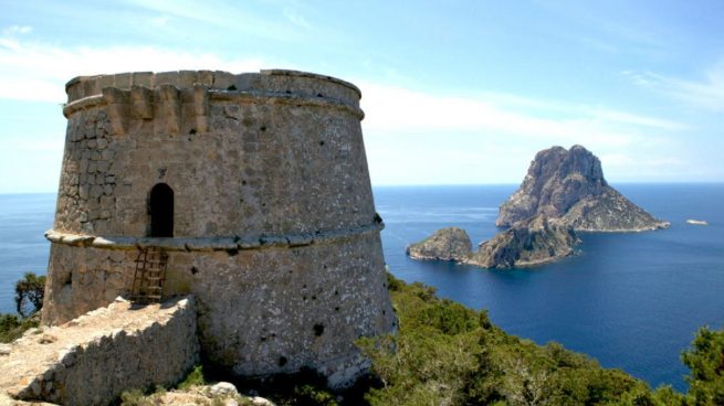El pueblo de costa español que te cautivará con su Torre del Pirata