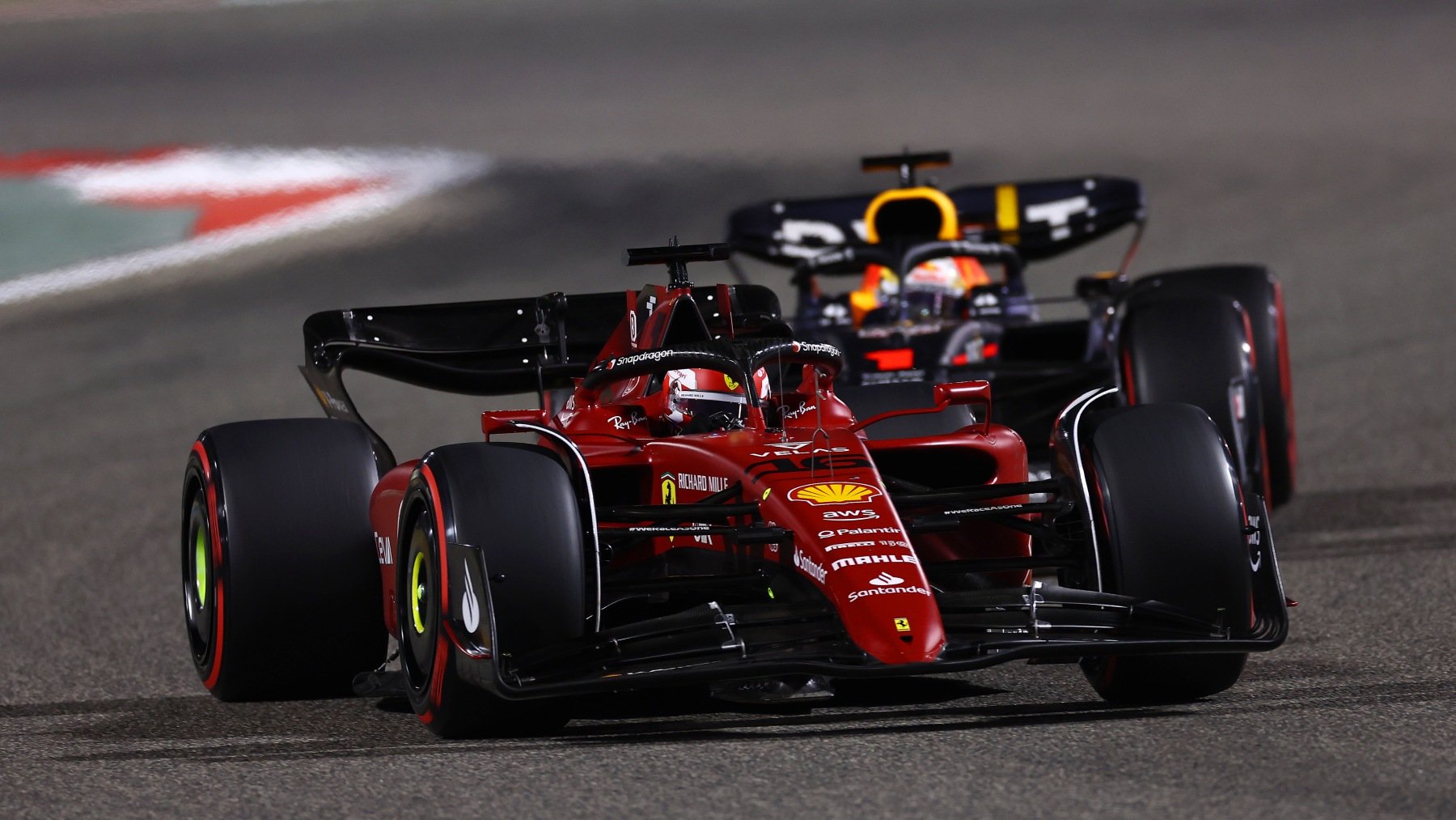 Verstappen y Leclerc pelean en el GP de Baréin. (Getty)