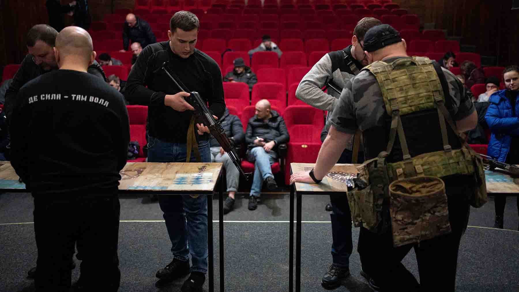 Civiles aprenden a utilizar fusiles AK47 en Leópolis (Ucrania)