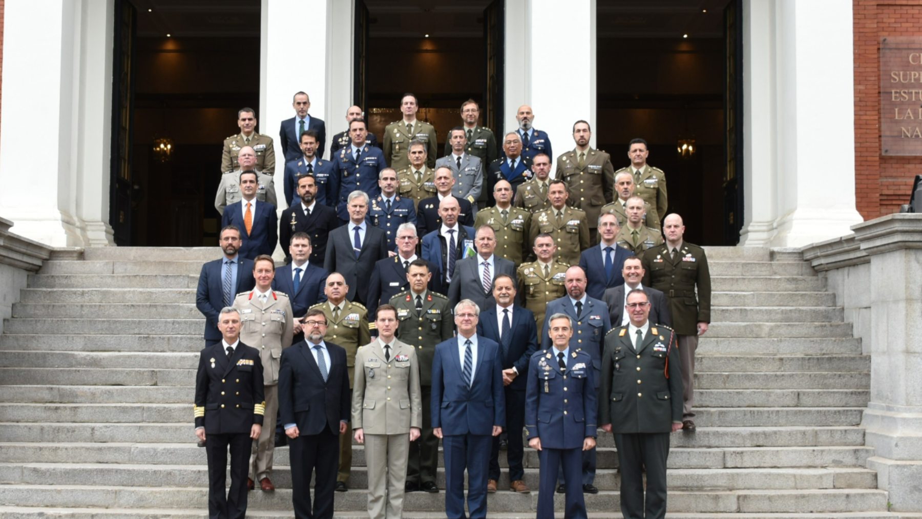 Representantes de la OTAN con oficiales españoles durante su visita a Madrid.