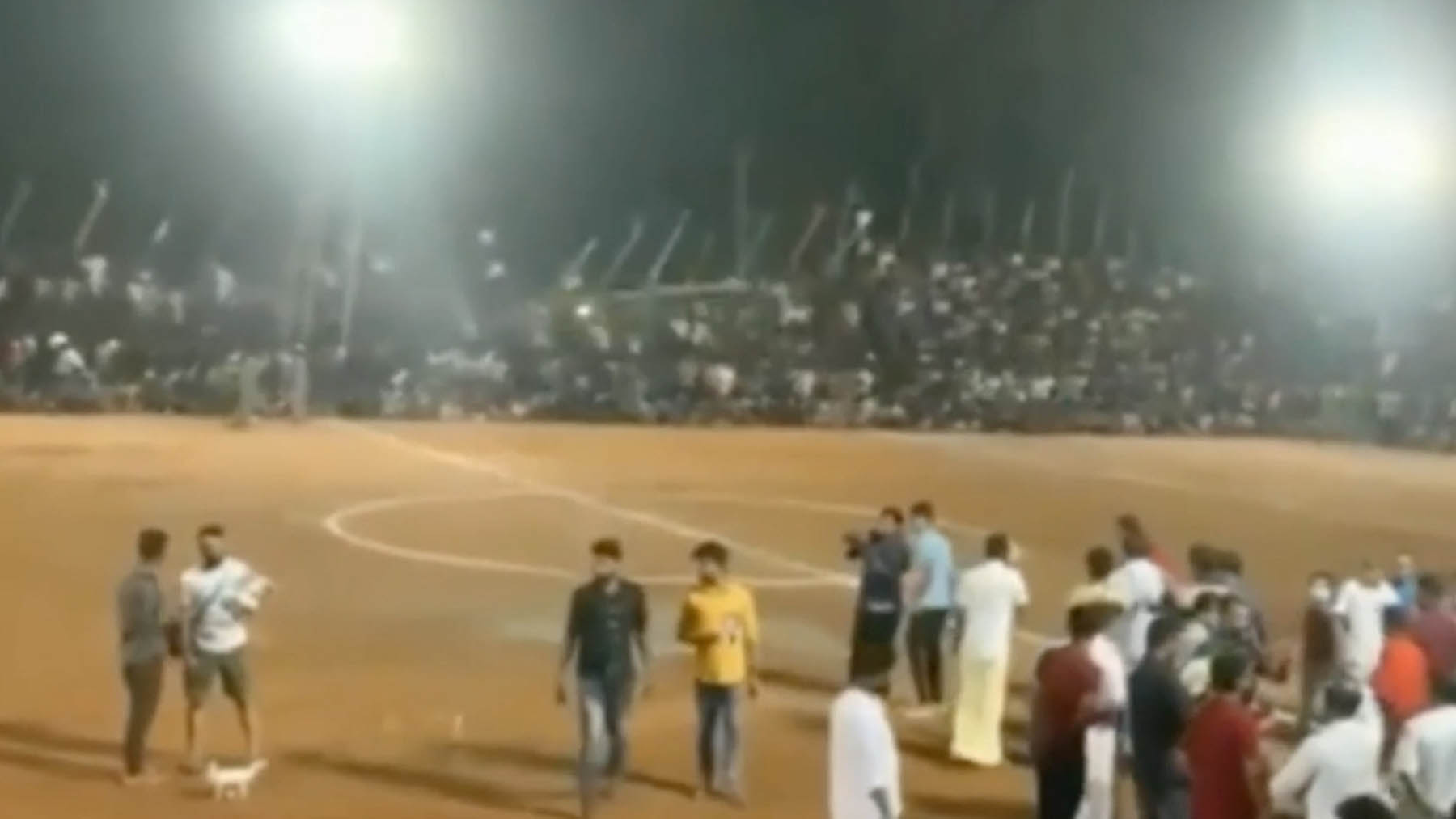 Terroríficas imágenes en un estadio en India tras desplomarse una grada