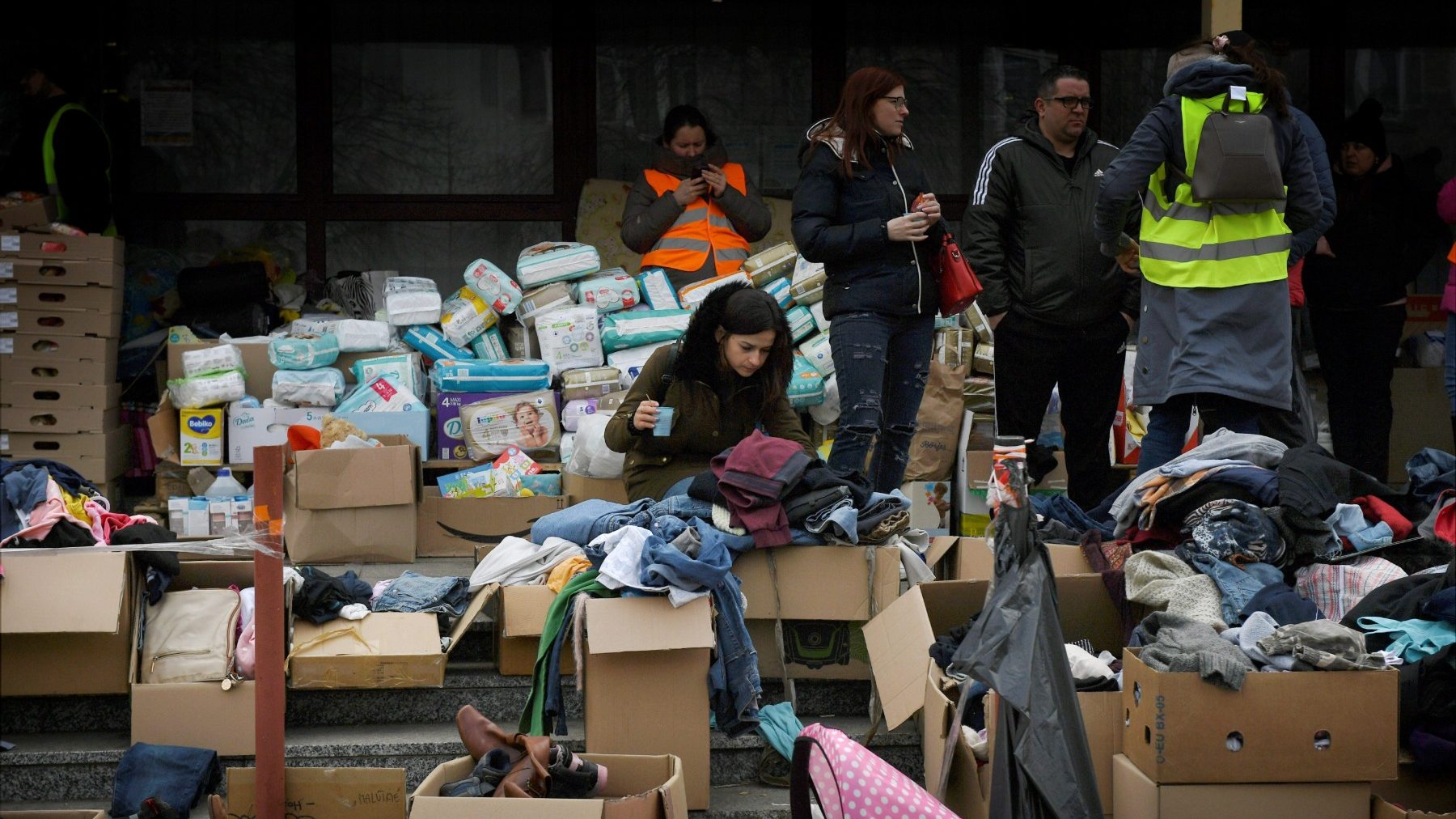 Refugiados ucranianos reciben donaciones en Przemysl, Polonia (LEHTIKUVA / DPA).