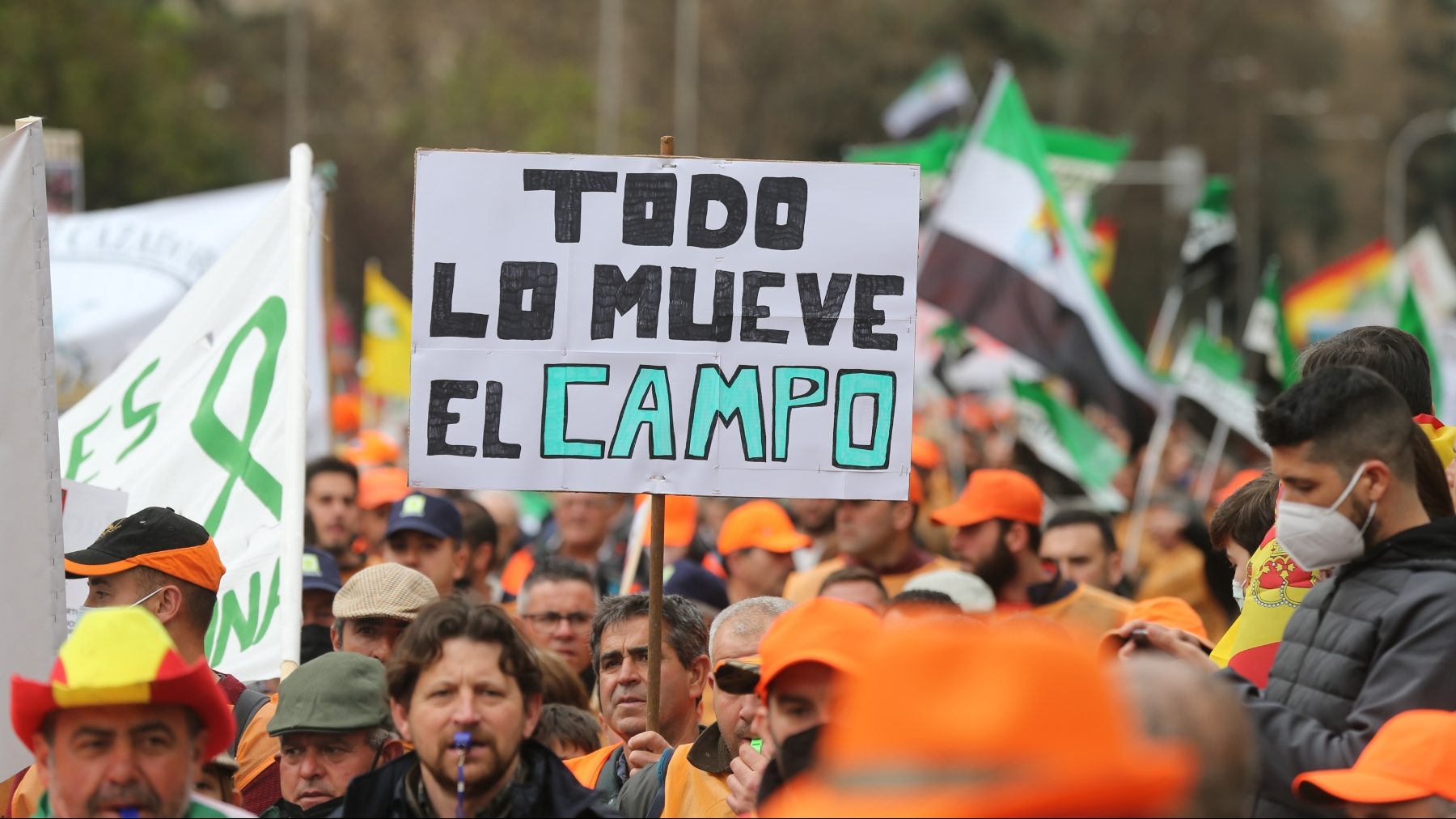 Varios manifestantes, este domingo, durante la marcha por el mundo rural en Madrid (ISABEL INFANTES / EUROPA PRESS).