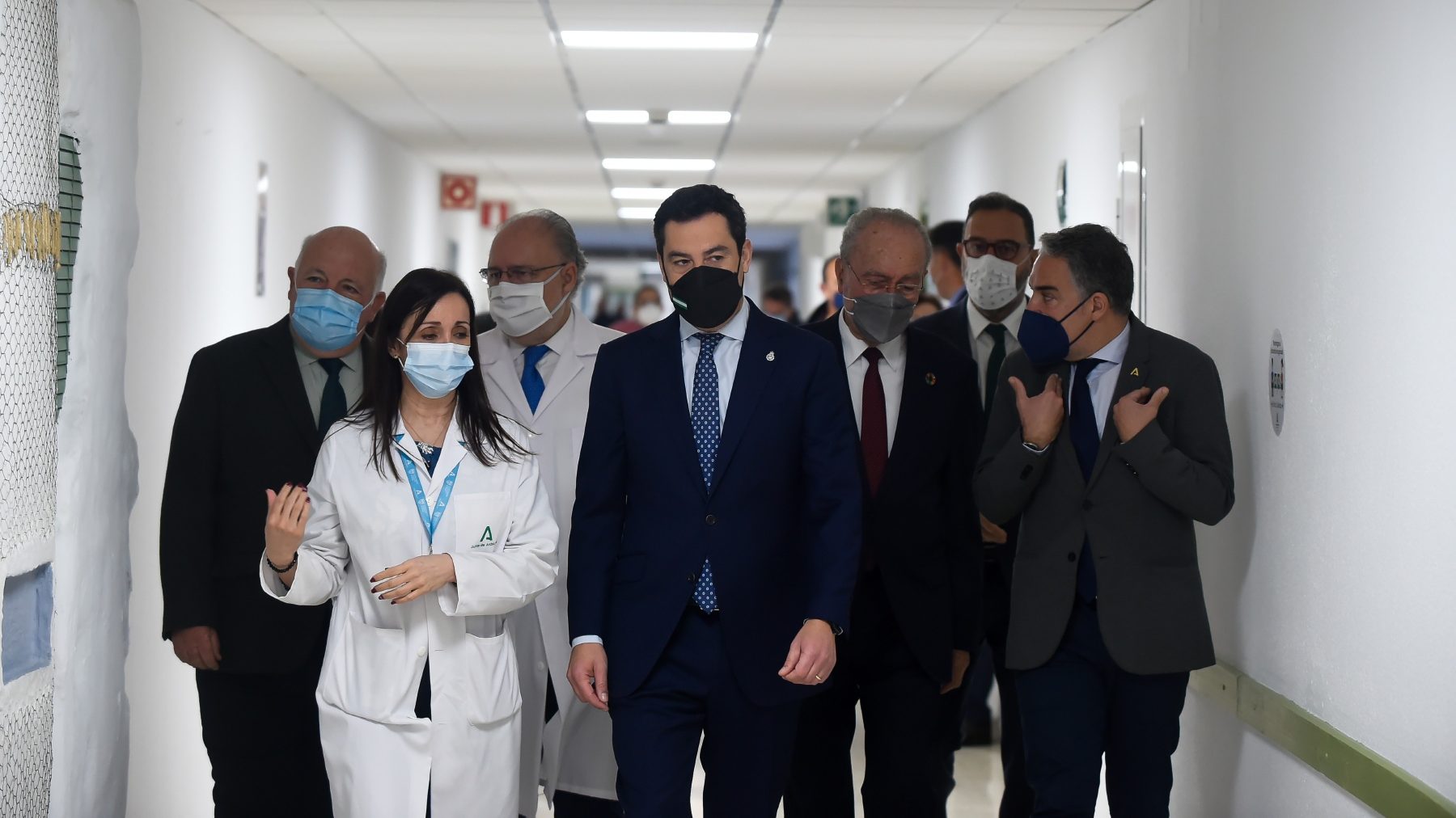 El presidente de la Junta de Andalucía, Juanma Moreno, en su visita al Hospital Materno Infantil de Málaga (ÁLEX ZEA / EUROPA PRESS).