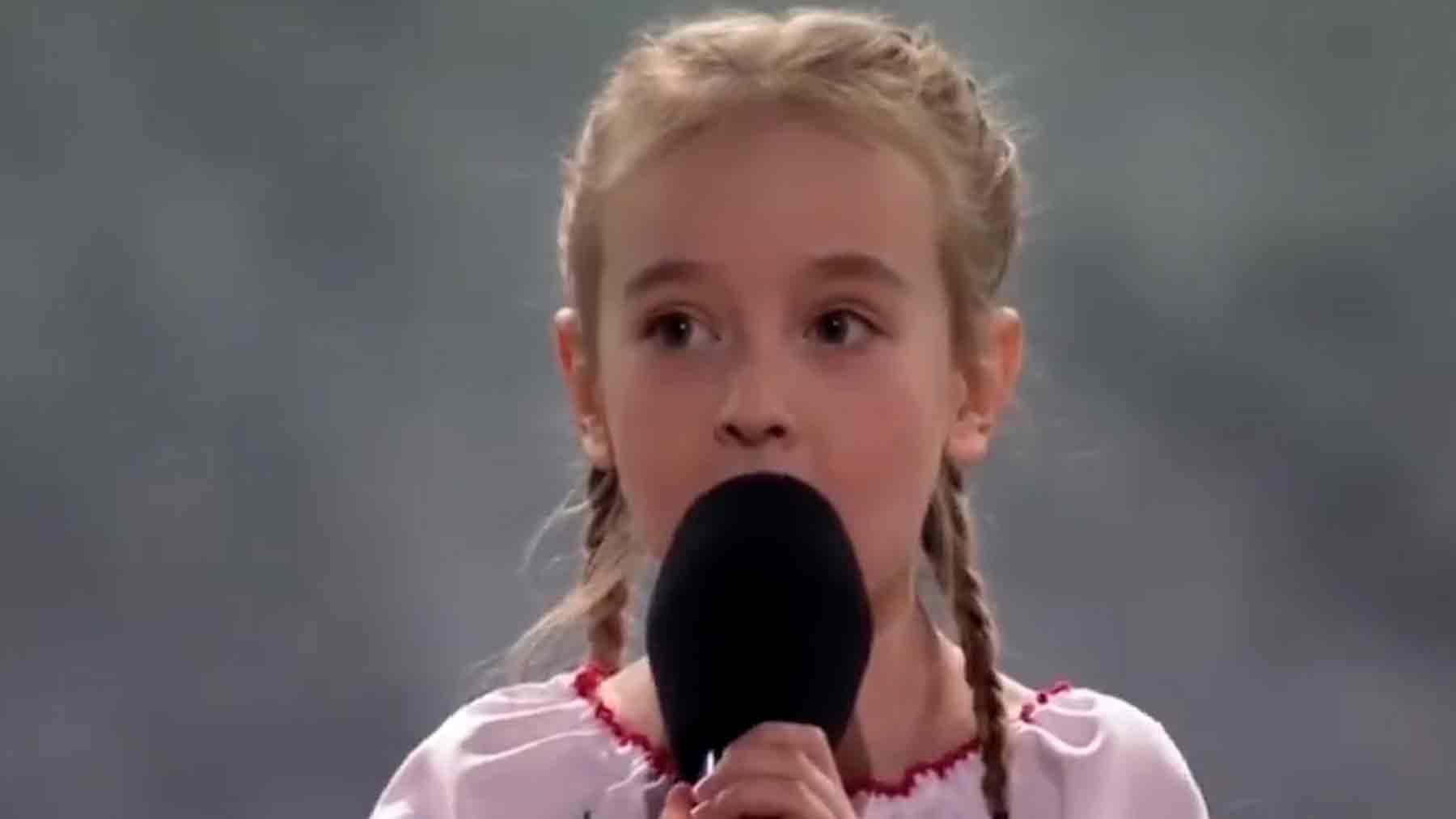 Amelia canta el himno de Ucrania en un estadio de Polonia.