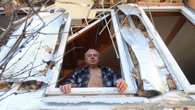 Un hombre mira por la ventana de un edificio de Odesa bombardeado por los rusos desde el mar.
