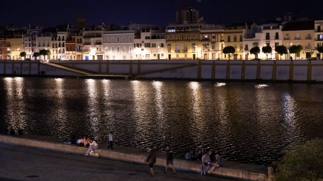 Orilla del río Guadalquivir a su paso por Sevilla (MARÍA JOSÉ LÓPEZ / EUROPA PRESS).