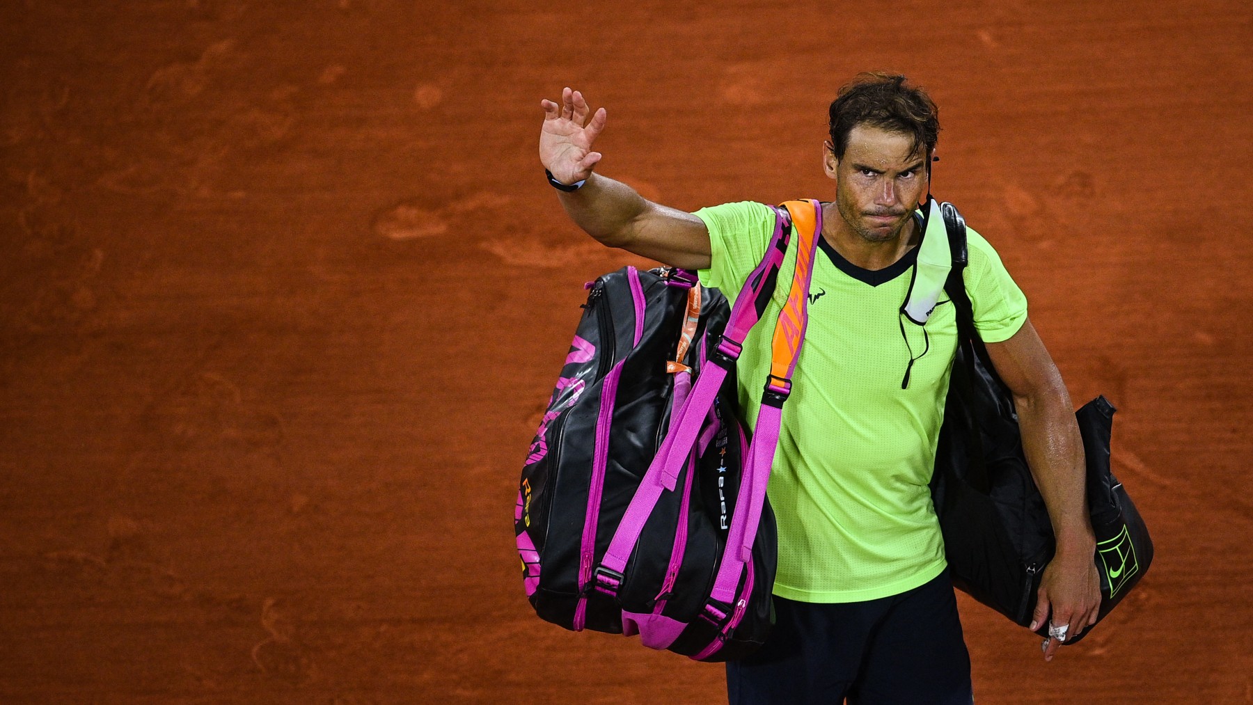 Rafa Nadal se despide tras su derrota en Roland Garros. (AFP)