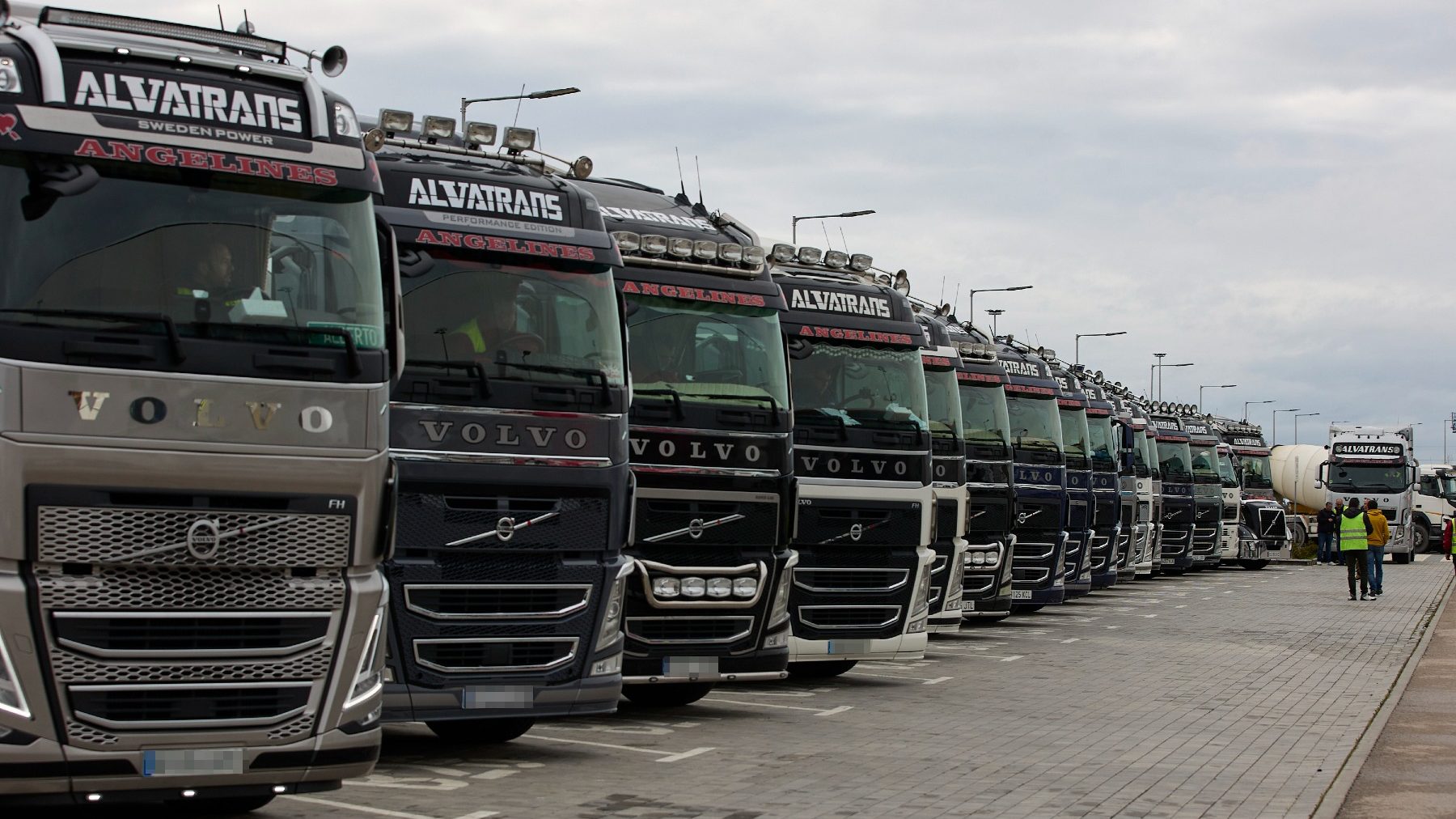 Camiones estacionados en Madrid durante el décimo día de paro de transportistas (JESÚS HELLÍN / EUROPA PRESS).