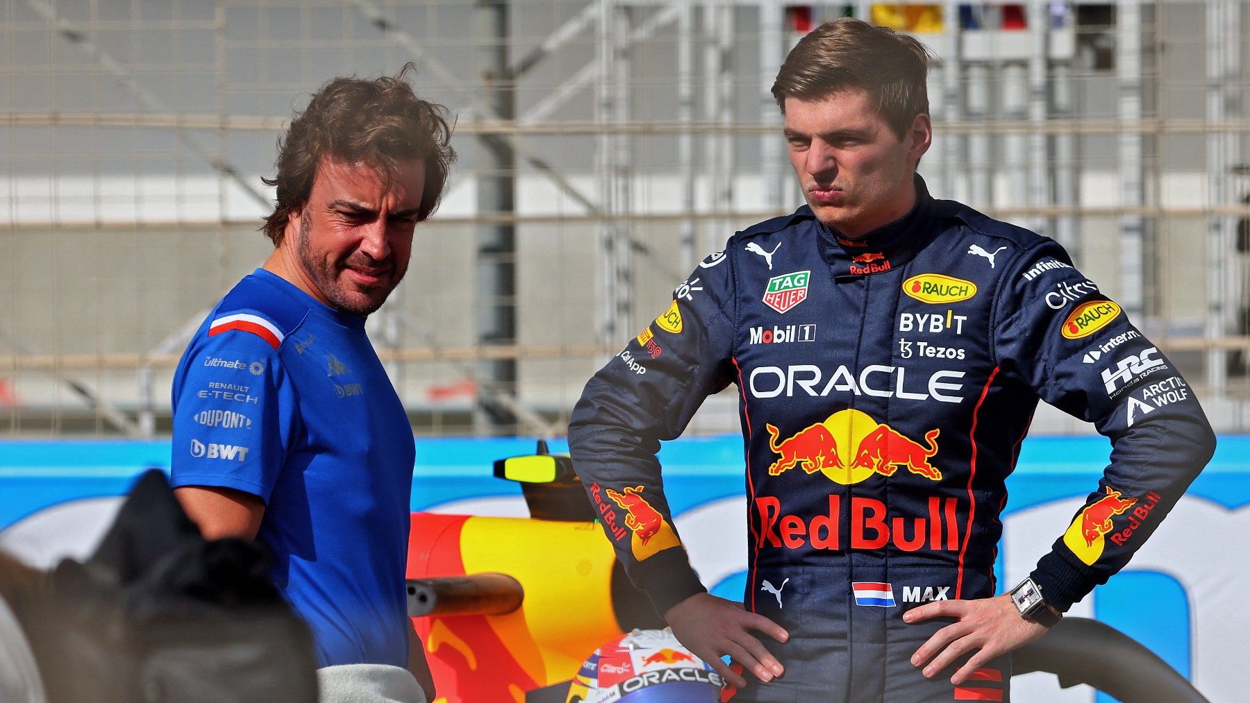 Fernando Alonso, junto a Max Verstappen. (AFP)