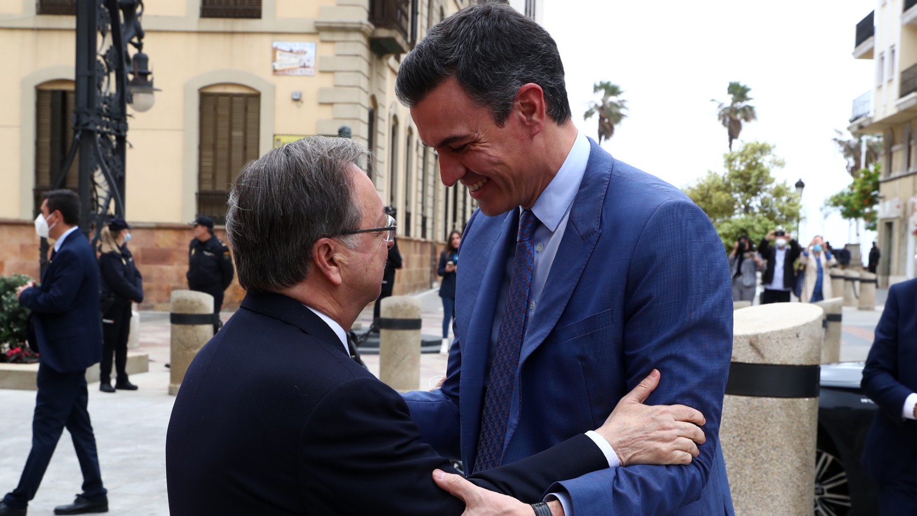 El presidente del Gobierno, Pedro Sánchez, con el presidente de Ceuta, Juan Jesús Vivas. (Foto: Efe)