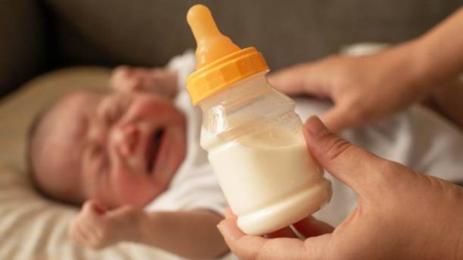 Cuándo dar leche anticólicos a los bebés y cómo elegirla