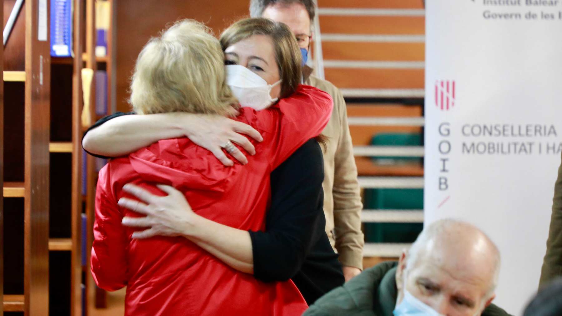 La presidenta del Govern, Francina Armengol, abraza a una de las adjudicatarias de las ocho VPO de Palma.