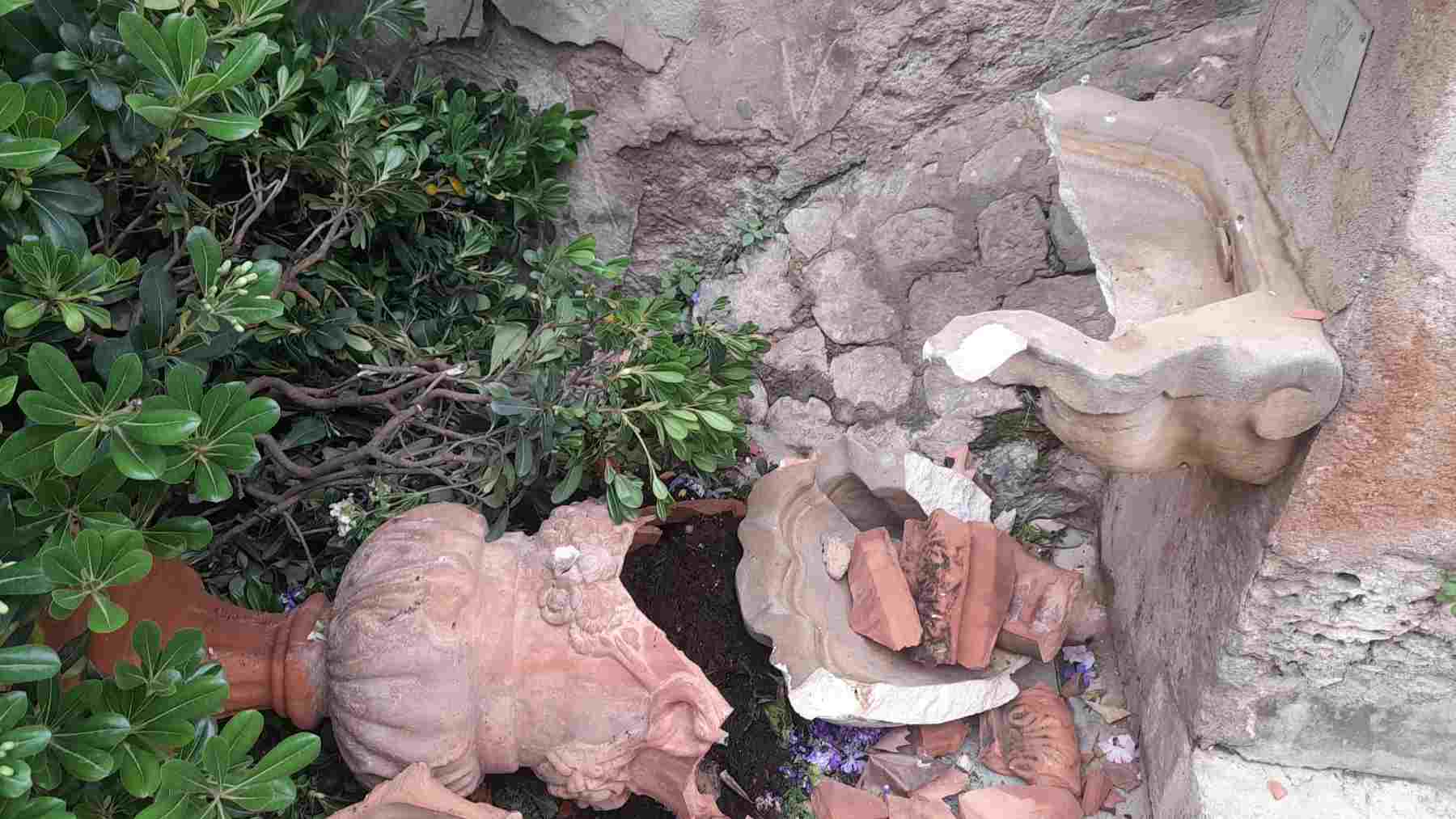 Los destrozos generados en la maceta y la fuente de piedra.