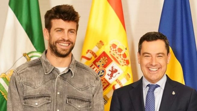 El presidente andaluz, Juanma Moreno, junto al futbolista Gerard Piqué