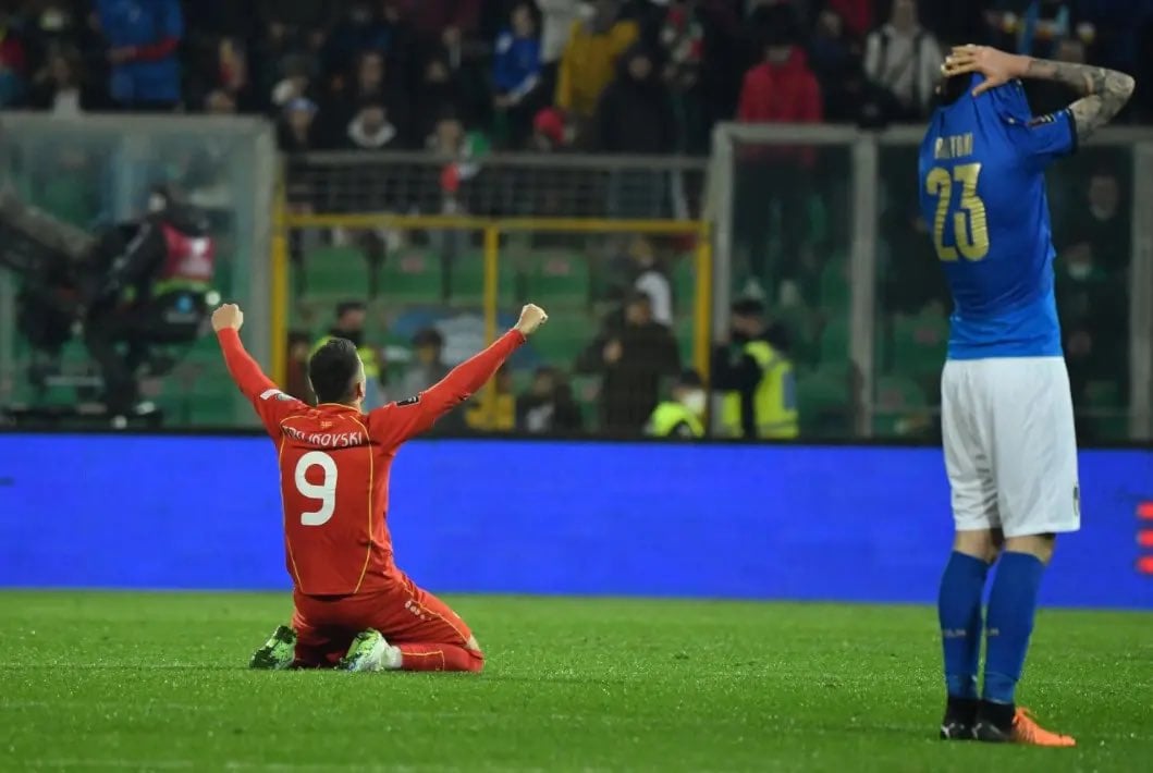 Trajkovski, arrodillado, celebra su gol a Italia