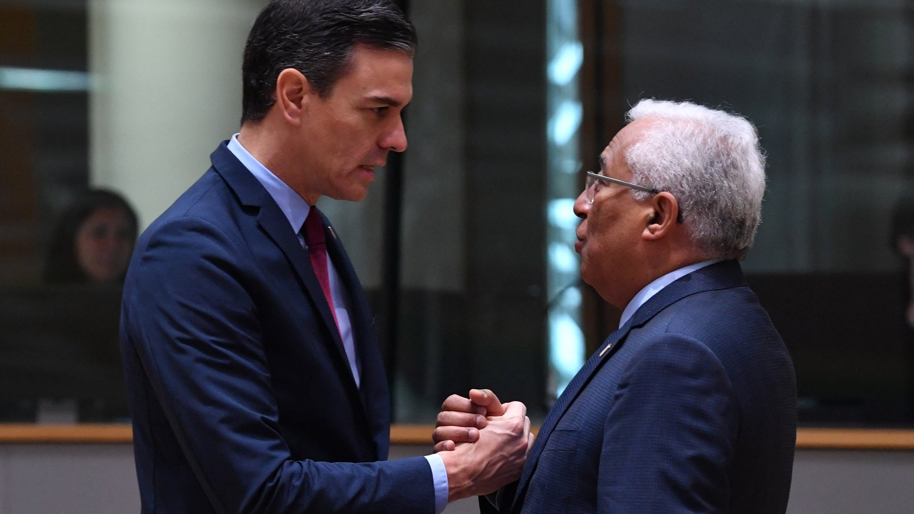 Pedro Sánchez y António Costa, en el Consejo Europeo. (AFP)