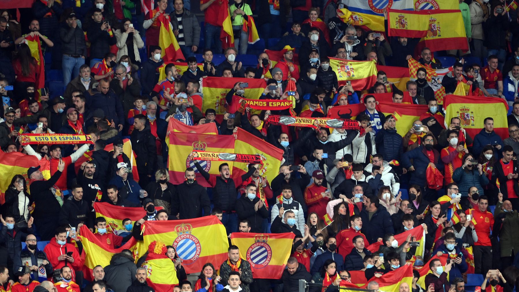 Afición de España en Barcelona. (AFP)