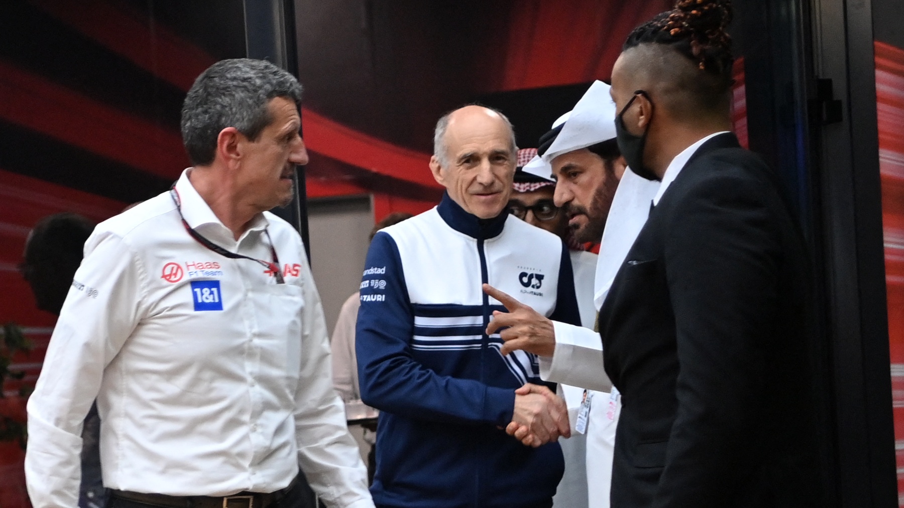 El presidente de la FIA con varios directores de equipo. (AFP)